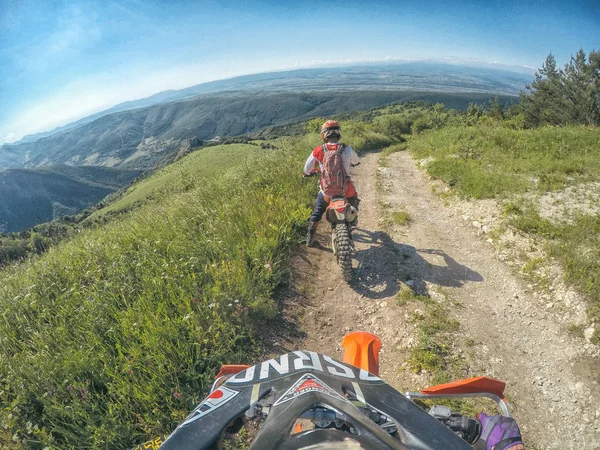 먼지 자전거 Enduro 코 카 서 스 조오지 아에 있는 산에서 자전거 속도 여행 — 스톡 사진
