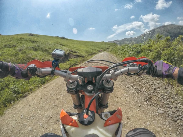 Viaje en bicicleta por las montañas con la bici de tierra Enduro en el Cáucaso Georgia — Foto de Stock