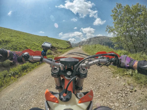 Radschnellfahrt in den Bergen mit dem Dirt Bike Enduro im Kaukasus Georgien — Stockfoto
