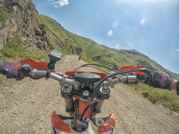 Radschnellfahrt in den Bergen mit dem Dirt Bike Enduro im Kaukasus Georgien — Stockfoto