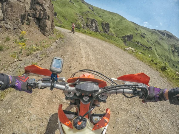 Snelheid tocht in de bergen met de vuilfiets Enduro in de Kaukasus Georgië — Stockfoto