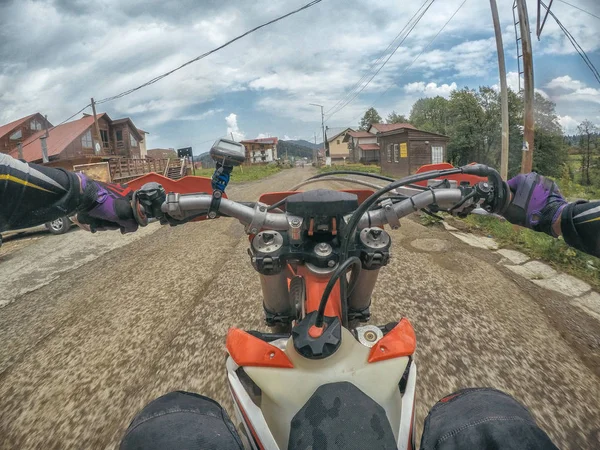 Extrémní dobrodružství cestovatelů s motorka Enduro ve vysokých horách Kavkazu — Stock fotografie