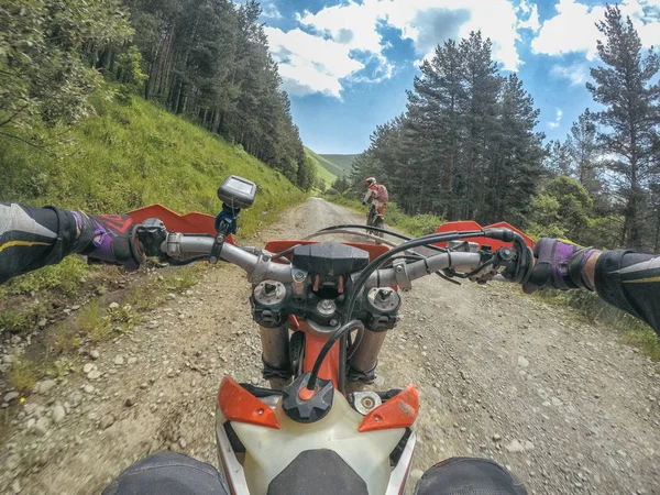 높은 코 카 서 스 산맥에 먼지 자전거 Enduro 극단적인 모험 여행자 — 스톡 사진