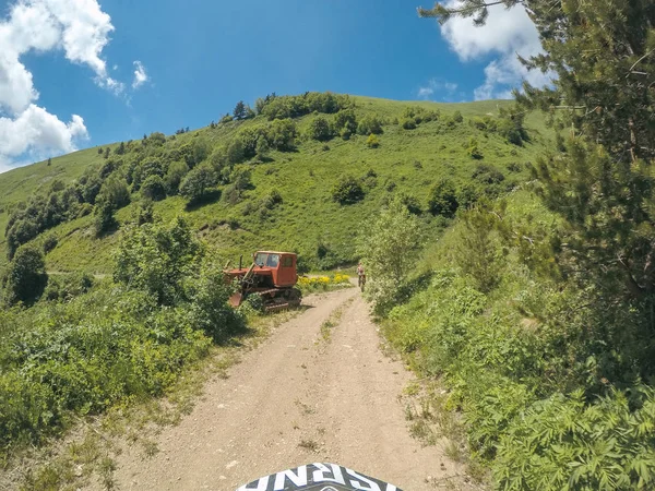 Estremo viaggiatore avventura con la moto sporcizia Enduro in alta montagna del Caucaso — Foto Stock