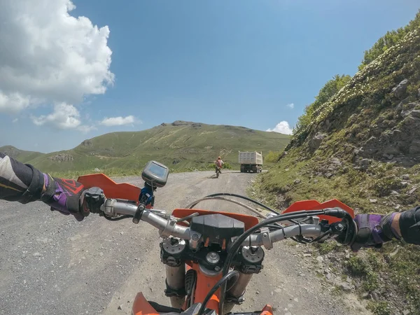 Yüksek Kafkas Dağları içinde kir bisiklet Enduro ile aşırı macera seyahat