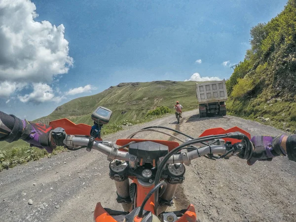 높은 코 카 서 스 산맥에 먼지 자전거 Enduro 극단적인 모험 여행자 — 스톡 사진