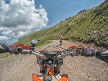 Yüksek Kafkas Dağları içinde kir bisiklet Enduro ile aşırı macera seyahat
