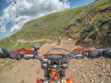 Yüksek Kafkas Dağları içinde kir bisiklet Enduro ile aşırı macera seyahat
