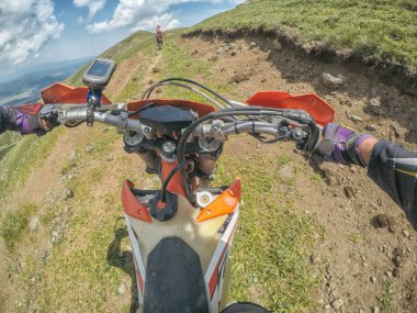 Yüksek Kafkas Dağları içinde kir bisiklet Enduro ile aşırı macera seyahat