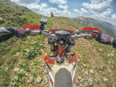 Yüksek Kafkas Dağları içinde kir bisiklet Enduro ile aşırı macera seyahat