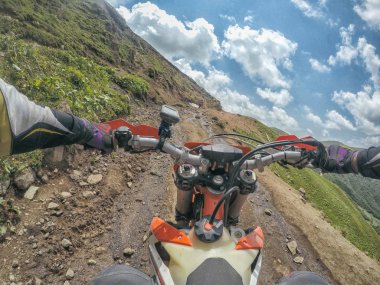 Yüksek Kafkas Dağları içinde kir bisiklet Enduro ile aşırı macera seyahat