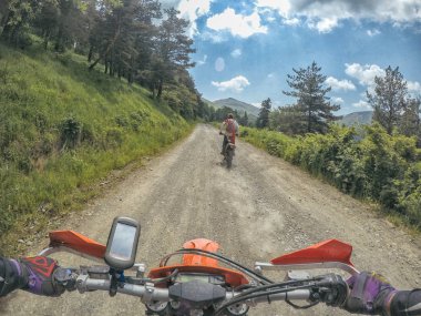 Yüksek Kafkas Dağları içinde kir bisiklet Enduro ile aşırı macera seyahat