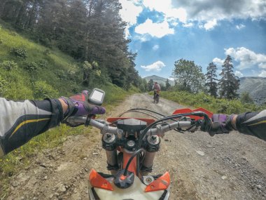 Yüksek Kafkas Dağları içinde kir bisiklet Enduro ile aşırı macera seyahat