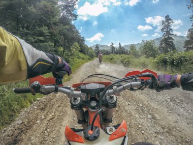 Yüksek Kafkas Dağları içinde kir bisiklet Enduro ile aşırı macera seyahat