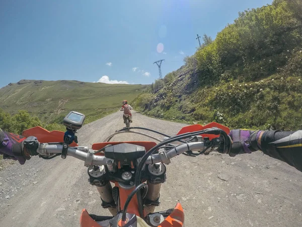Yüksek Kafkas Dağları içinde kir bisiklet Enduro ile aşırı macera seyahat — Stok fotoğraf