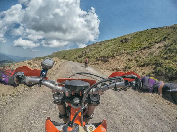 Extreme Adventure reiziger met de vuilfiets Enduro in de hoge bergen van de Kaukasus — Stockfoto