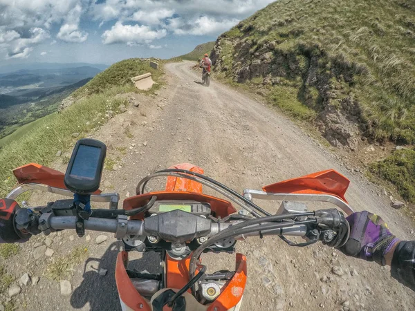 Extreme Adventure reiziger met de vuilfiets Enduro in de hoge bergen van de Kaukasus — Stockfoto