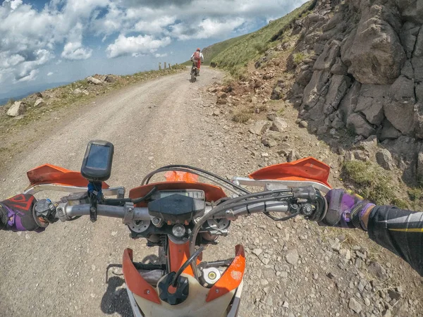 Voyageur d'aventure extrême avec le dirt bike Enduro dans les montagnes du Caucase — Photo