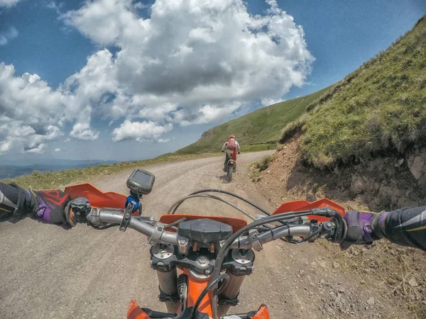 Yüksek Kafkas Dağları içinde kir bisiklet Enduro ile aşırı macera seyahat — Stok fotoğraf