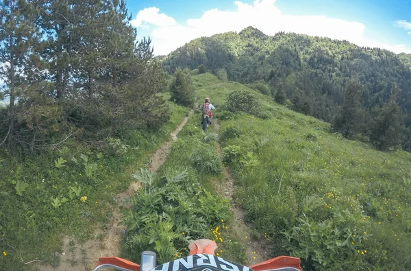 Viajante de aventura extrema com a bicicleta de sujeira Enduro em altas montanhas do Cáucaso — Fotografia de Stock