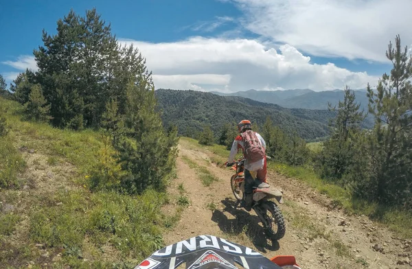 높은 코 카 서 스 산맥에 먼지 자전거 Enduro 극단적인 모험 여행자 — 스톡 사진