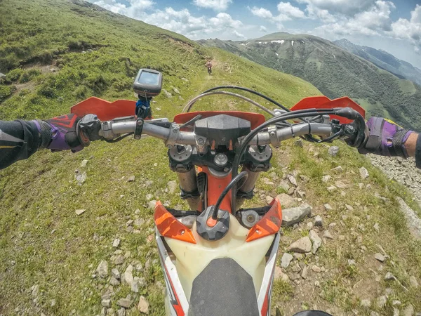 Extreme Adventure reiziger met de vuilfiets Enduro in de hoge bergen van de Kaukasus — Stockfoto