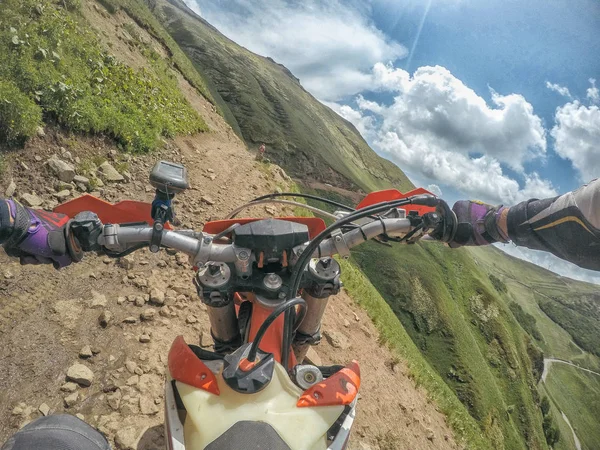 Extreme Adventure reiziger met de vuilfiets Enduro in de hoge bergen van de Kaukasus — Stockfoto