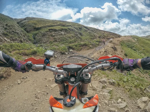 Extremer Abenteuerreisender mit dem Dirt-Bike-Enduro im Hochkaukasus — Stockfoto