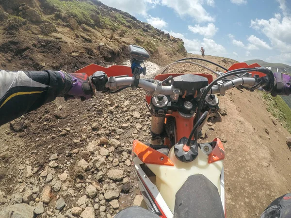 Extreme Adventure traveller with the dirt bike Enduro in high Caucasus mountains — Stock Photo, Image