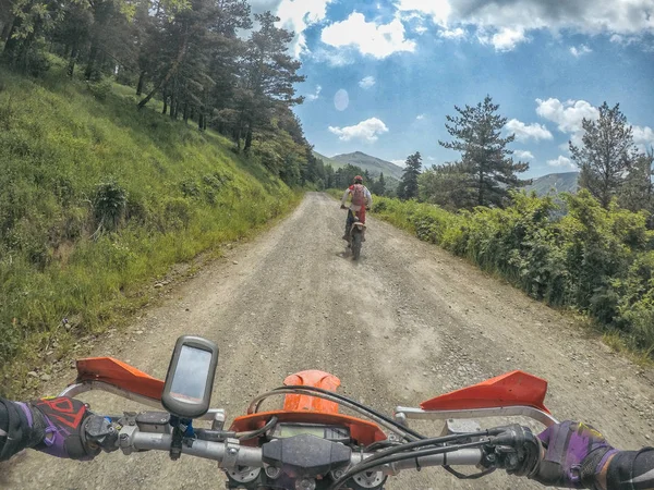 Yüksek Kafkas Dağları içinde kir bisiklet Enduro ile aşırı macera seyahat