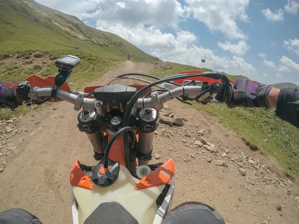 Voyageur d'aventure extrême avec le dirt bike Enduro dans les montagnes du Caucase — Photo