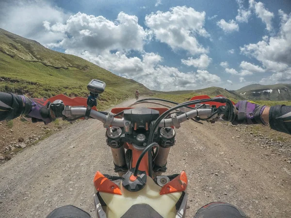 Voyageur d'aventure extrême avec le dirt bike Enduro dans les montagnes du Caucase — Photo