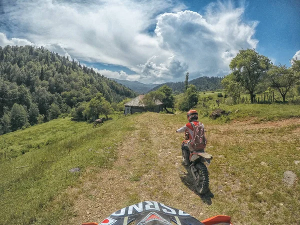 Extremer Abenteuerreisender mit dem Dirt-Bike-Enduro im Hochkaukasus — Stockfoto