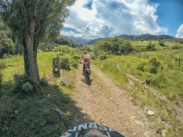 높은 코 카 서 스 산맥에 먼지 자전거 Enduro 극단적인 모험 여행자 — 스톡 사진