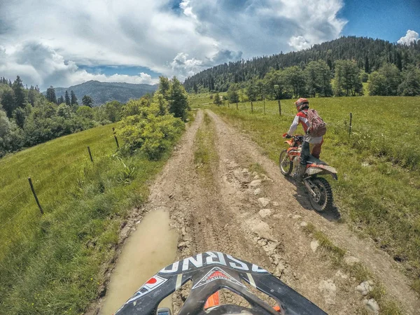 높은 코 카 서 스 산맥에 먼지 자전거 Enduro 극단적인 모험 여행자 — 스톡 사진