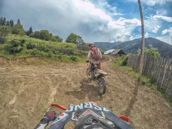 Extreme Adventure traveller with the dirt bike Enduro in high Caucasus mountains — Stock Photo, Image