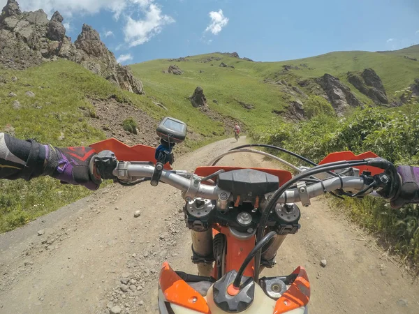 Mountain dirt Bike Viaje de enduro en altas montañas del Cáucaso — Foto de Stock