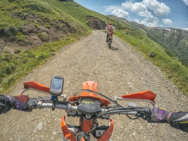 Berg vuil fiets Enduro reis in de hoge bergen van de Kaukasus — Stockfoto