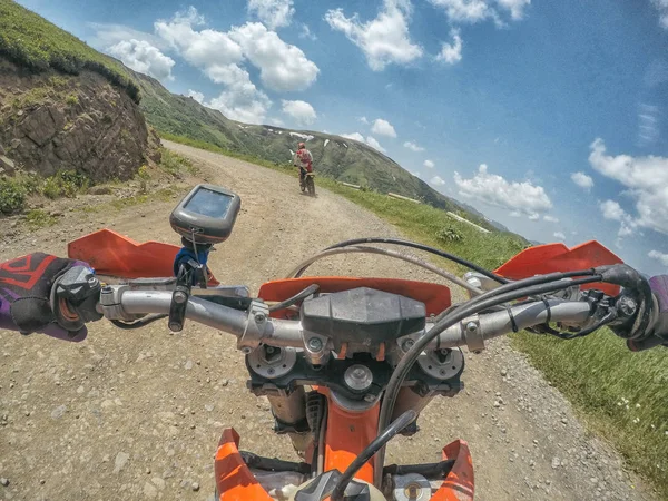 Berg vuil fiets Enduro reis in de hoge bergen van de Kaukasus — Stockfoto