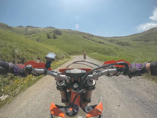 コーカサス山脈の高山汚れ自転車エンデューロの旅 — ストック写真