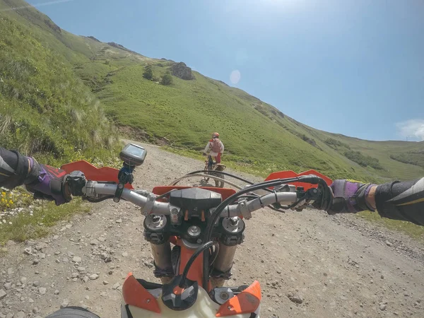 Ακραία Offroad Ταξίδι Ταξίδι Dirtbike Στην Πρώτη Ταχύτητα Θέα Βουνό — Φωτογραφία Αρχείου