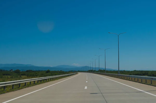 Road trip uitzicht vanaf de auto asfalt en blauwe hemel — Stockfoto