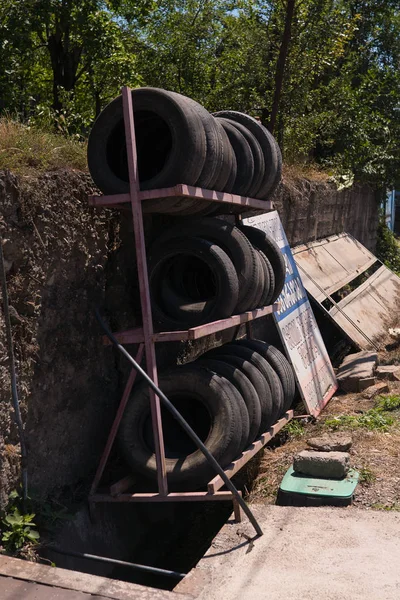 Старые шины для продажи на дороге рядом с автосервисом — стоковое фото