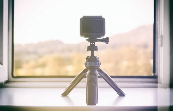 Cámara timelapse en el alféizar de la ventana blanca —  Fotos de Stock