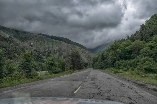Road trip pohled z auto asfaltu a gruzínské příroda — Stock fotografie