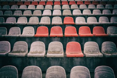 Eski boş Stadyumu arena Gürcistan'daki koltuklarda sandalyeler