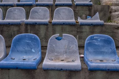 Eski boş Stadyumu arena Gürcistan'daki koltuklarda sandalyeler