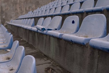 Vintage stadyum koltukları toz mavi renk ile kullanılmayan eski zaman