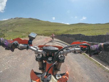 Yüksek Kafkas Dağları içinde kir bisiklet Enduro ile aşırı macera seyahat