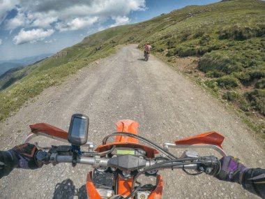 Yüksek Kafkas Dağları içinde kir bisiklet Enduro ile aşırı macera seyahat